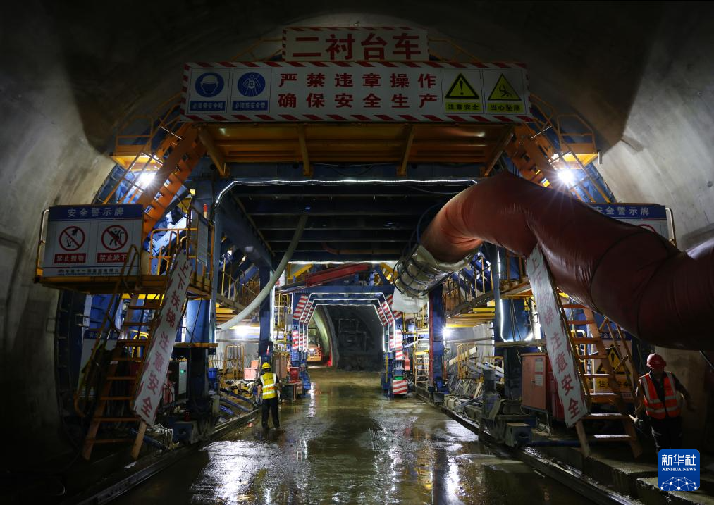 深圳外环田头山隧道群推进智能化建造