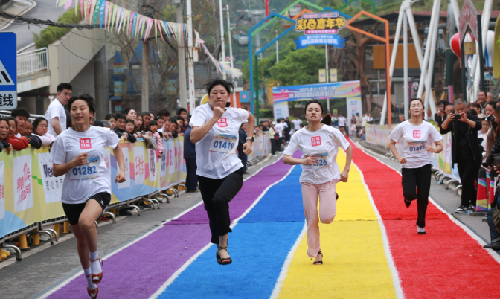 重庆美心红酒小镇高跟鞋彩色跑吸引十万网友“云打卡”