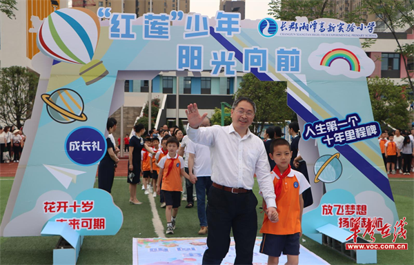 向荣华：从“全能”教师到“孩子王”校长