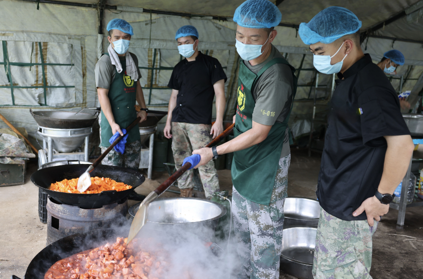 “四送”服务进军营 暖心保障直达练兵场