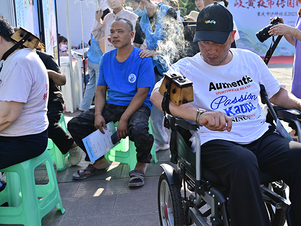 重庆沙坪坝：中医文化夜市为市民送上“家门口的健康礼包”