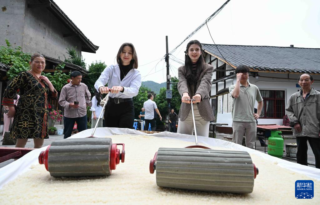 外国留学生在重庆体验端午民俗