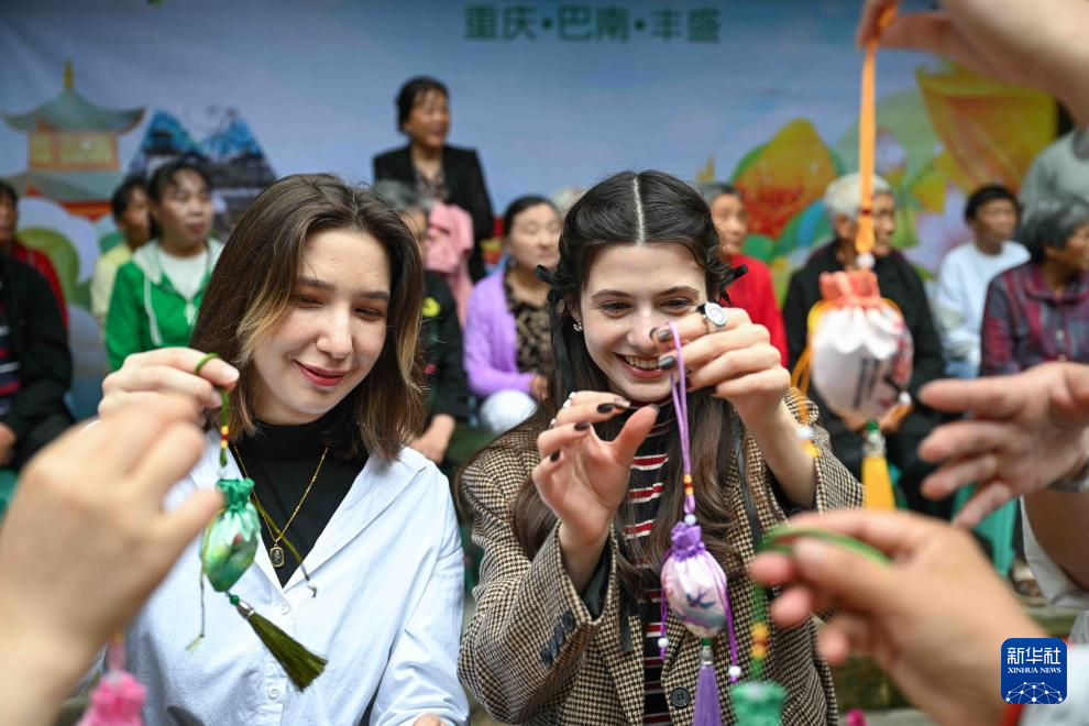 外国留学生在重庆体验端午民俗