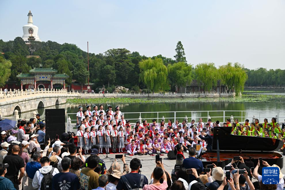 白塔下放歌迎“六一”