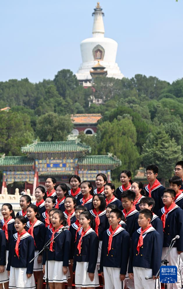 白塔下放歌迎“六一”