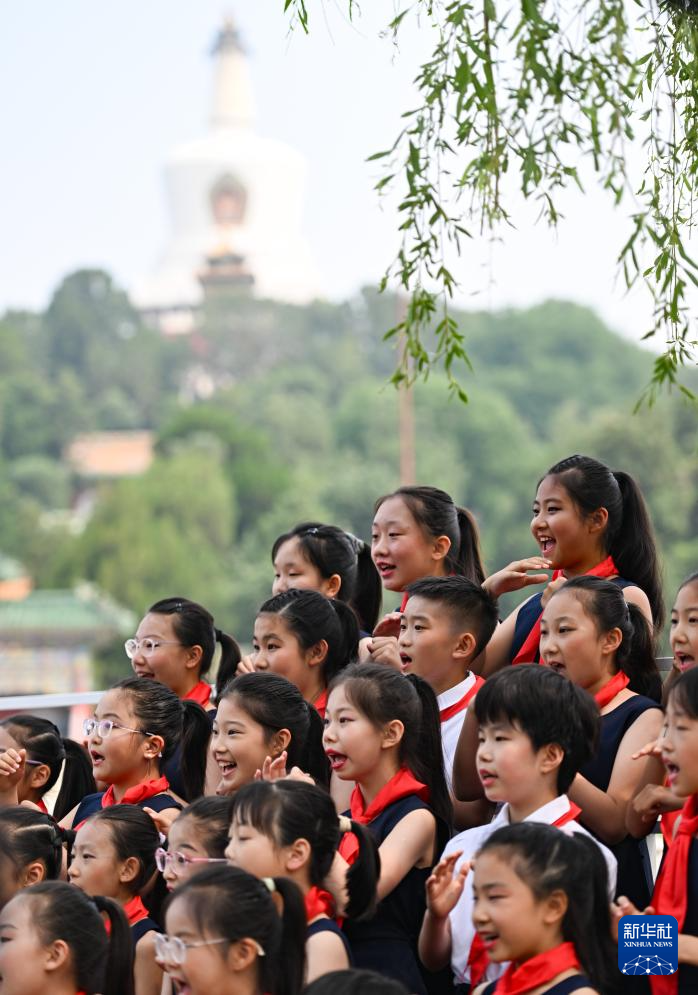 白塔下放歌迎“六一”