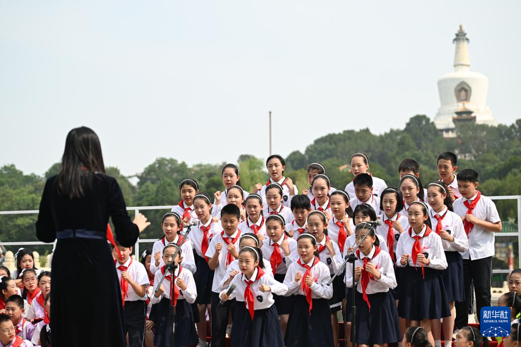 白塔下放歌迎“六一”