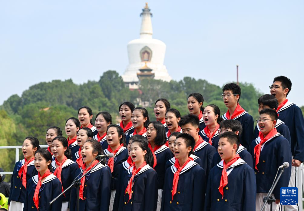 白塔下放歌迎“六一”