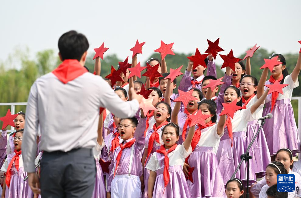 白塔下放歌迎“六一”