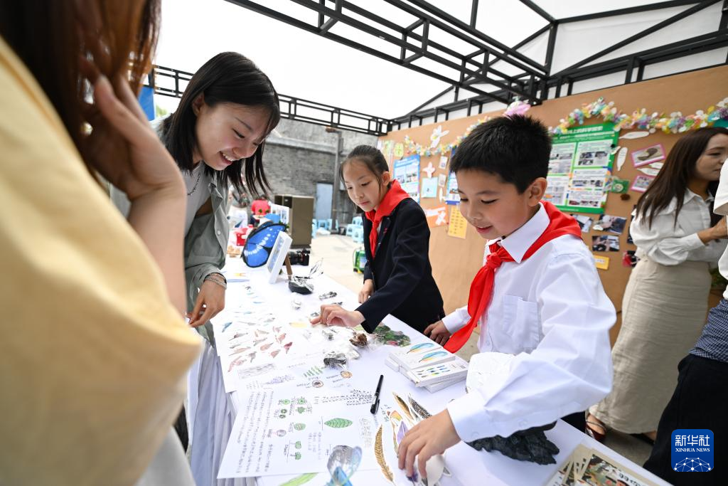 白塔下放歌迎“六一”