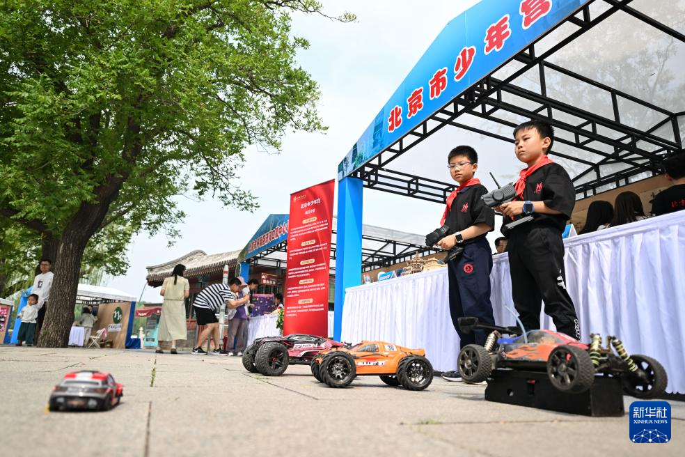 白塔下放歌迎“六一”