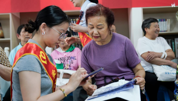 “‘艺起’反诈·乐龄万家行”银龄反诈文艺宣传走进重庆渝北睦邻路社区