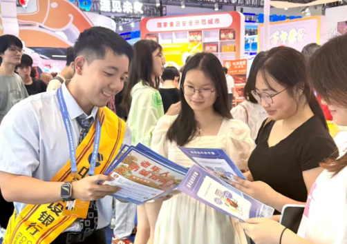 建行重庆渝北支行借西洽会东风 精准宣教守护群众“钱袋子”