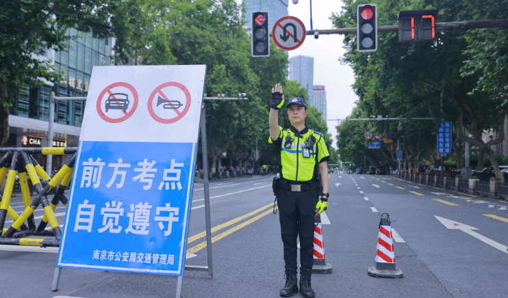 高考第二天,考点外的“静默”是最响亮的助威