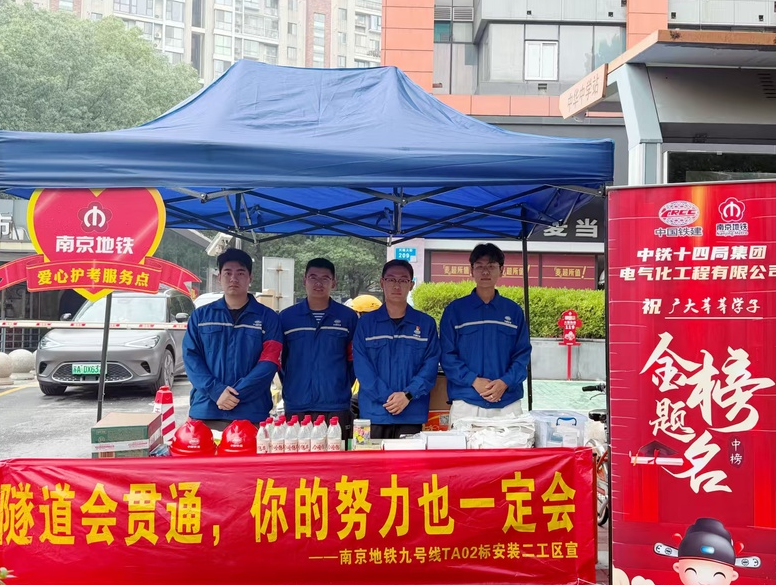 高考第二天,考点外的“静默”是最响亮的助威