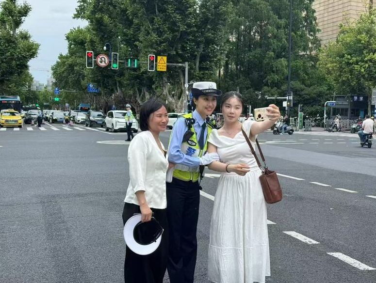 高考第二天,考点外的“静默”是最响亮的助威