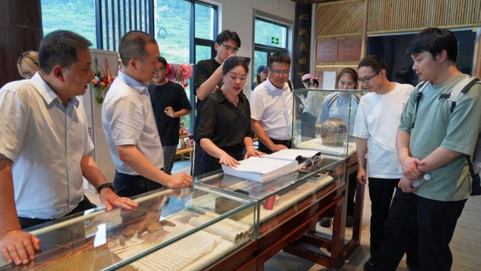 把课堂开到田间地头 重大新闻学院师生走进库区见证乡村振兴新图景