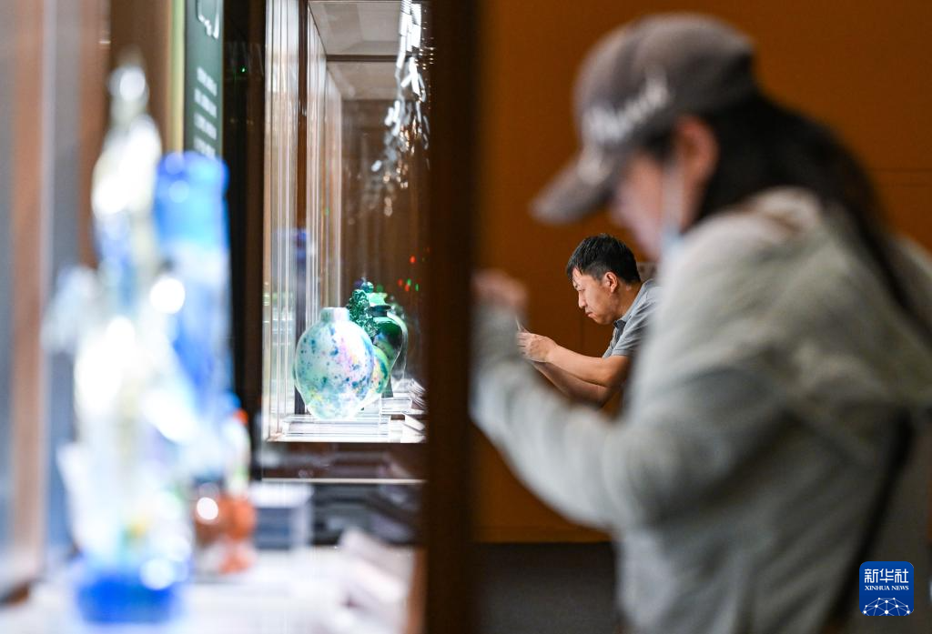 “琉光璃彩——淄博琉璃艺术展”在国博开展