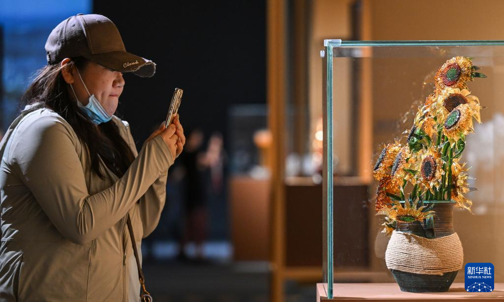 “琉光璃彩——淄博琉璃艺术展”在国博开展