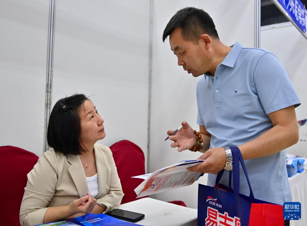 辽宁沈阳：公益咨询助考生规划未来