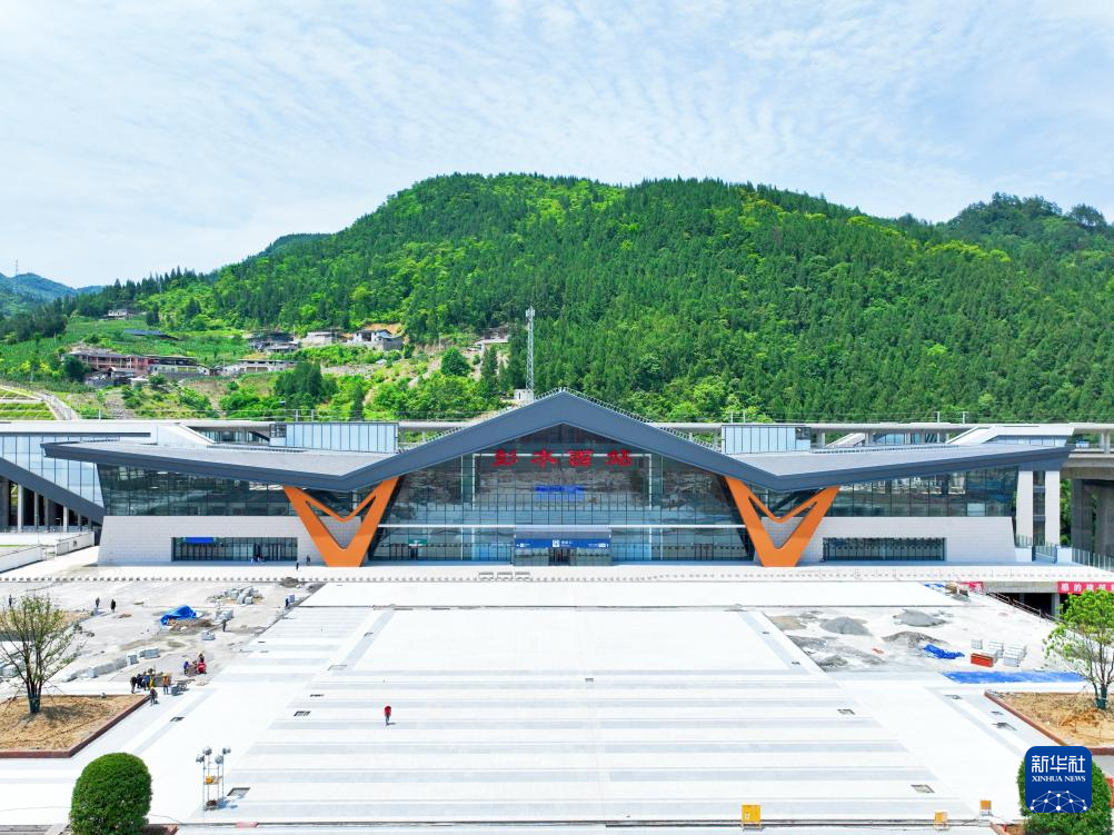 渝厦高铁重庆段7座车站完工亮相