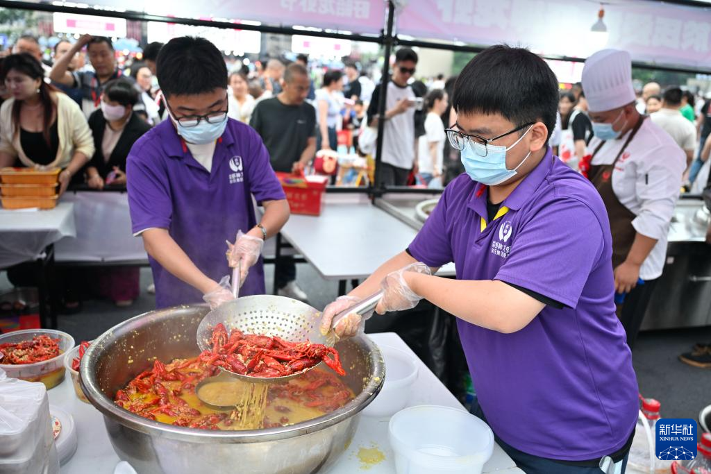 江苏盱眙:火红龙虾节 欢乐龙虾宴