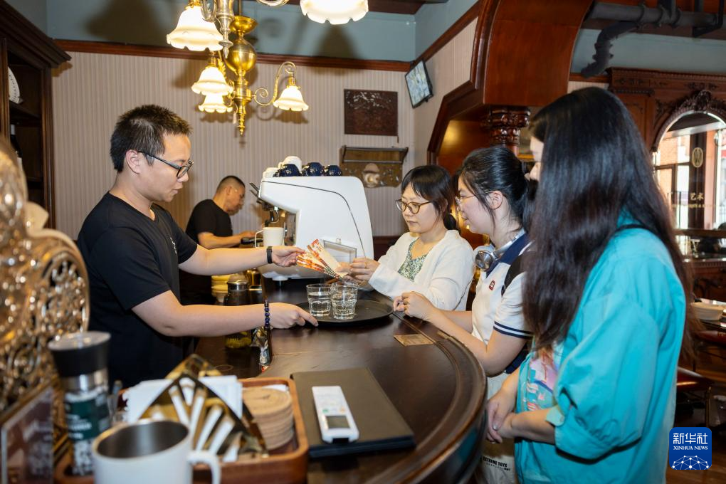 上海虹口:电影《酱园弄·悬案》热映 带动文旅商融合发展