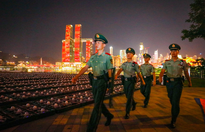 11787架无人机点亮山城夜空 武警官兵忠诚守护“魅力重庆”无人机灯光秀