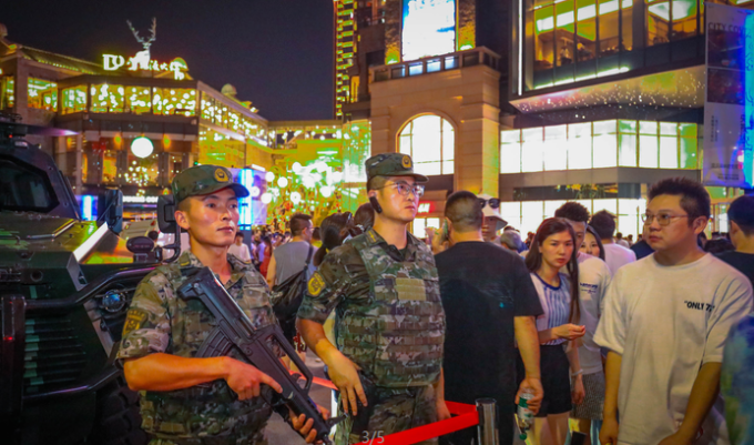 11787架无人机点亮山城夜空 武警官兵忠诚守护“魅力重庆”无人机灯光秀