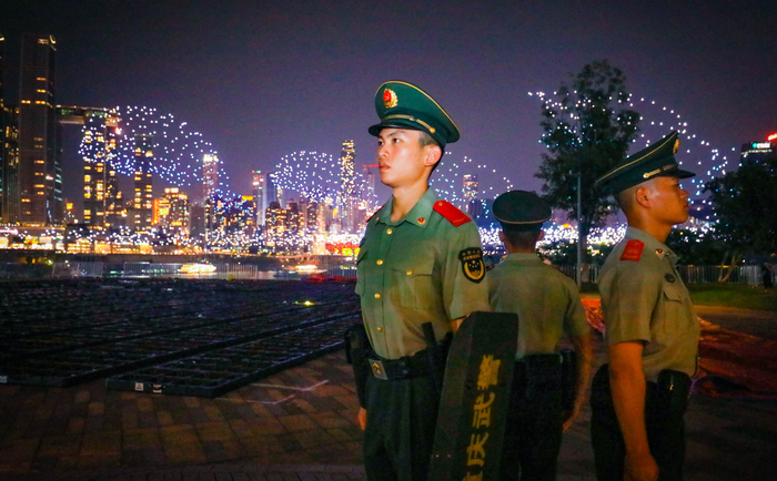 11787架无人机点亮山城夜空 武警官兵忠诚守护“魅力重庆”无人机灯光秀