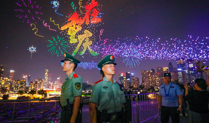 11787架无人机点亮山城夜空 武警官兵忠诚守护“魅力重庆”无人机灯光秀