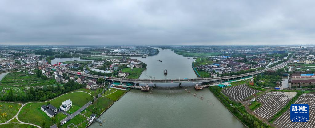 长湖申线(江苏段)航道整治工程新建平望大桥左幅通车