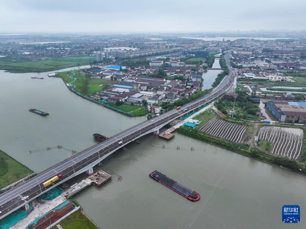 长湖申线(江苏段)航道整治工程新建平望大桥左幅通车
