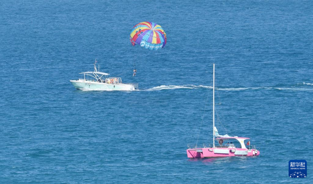 海南三亚：千帆竞渡迎暑期