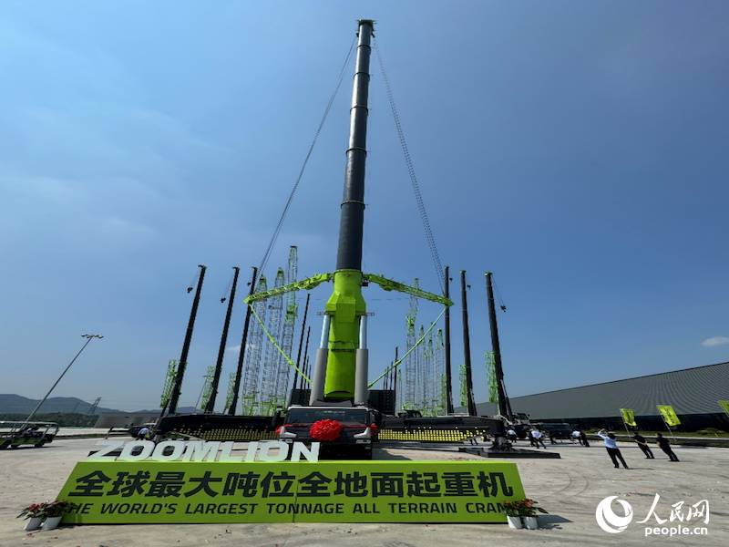 全球最大吨位全地面起重机。人民网记者 林洛夫摄
