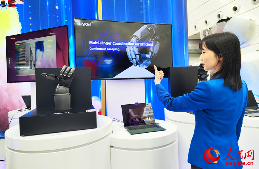 海河西岸崛起一座“AI之城” 帕西尼感知科技研发的“灵巧手”。人民网 郭维瑾摄