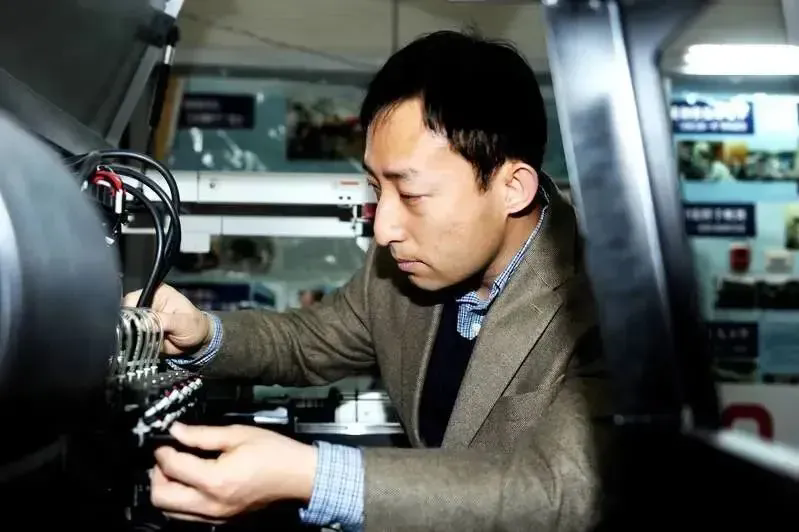 每小时数万颗芯片“微米级极速取放”!哈工大高会军教授获中国专利金奖 每小时数万颗芯片“微米级极速取放”!哈工大高会军教授获中国专利金奖