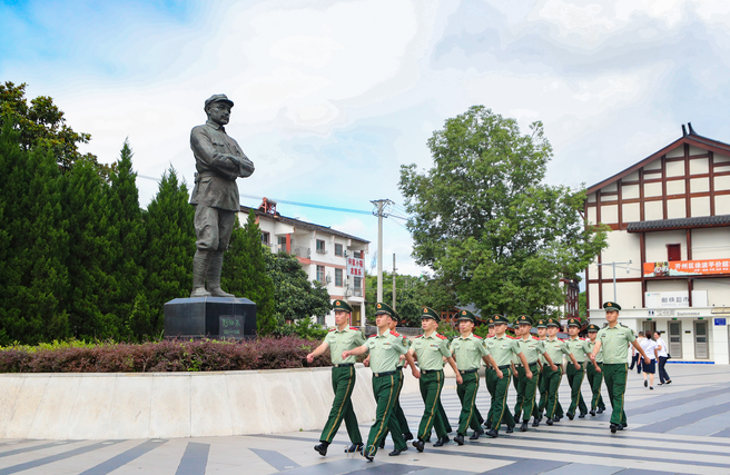 武警重庆总队执勤第三支队官兵走进刘伯承故居