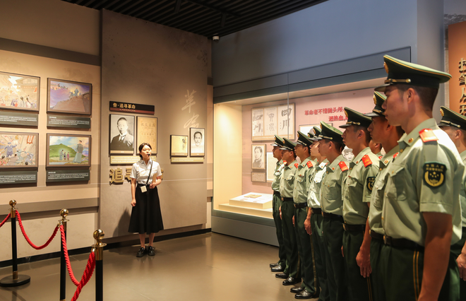 武警重庆总队执勤第三支队官兵走进刘伯承故居