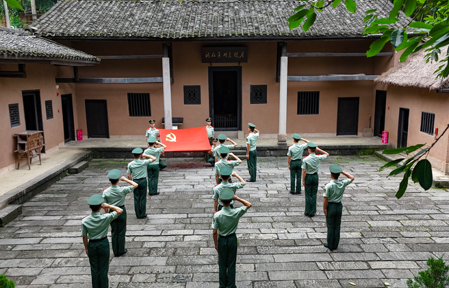 武警重庆总队执勤第三支队官兵走进刘伯承故居