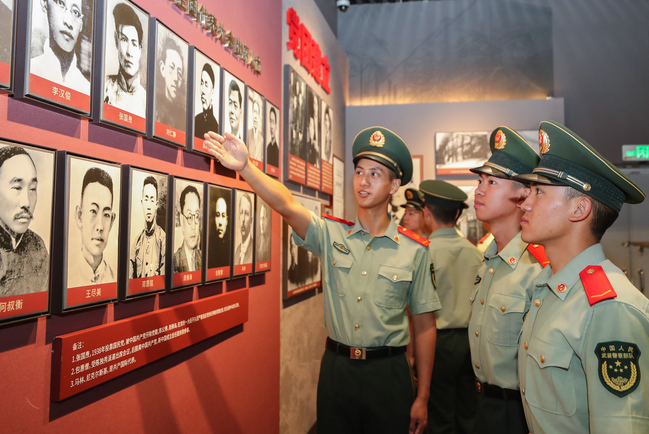 武警重庆总队执勤第三支队官兵走进刘伯承故居