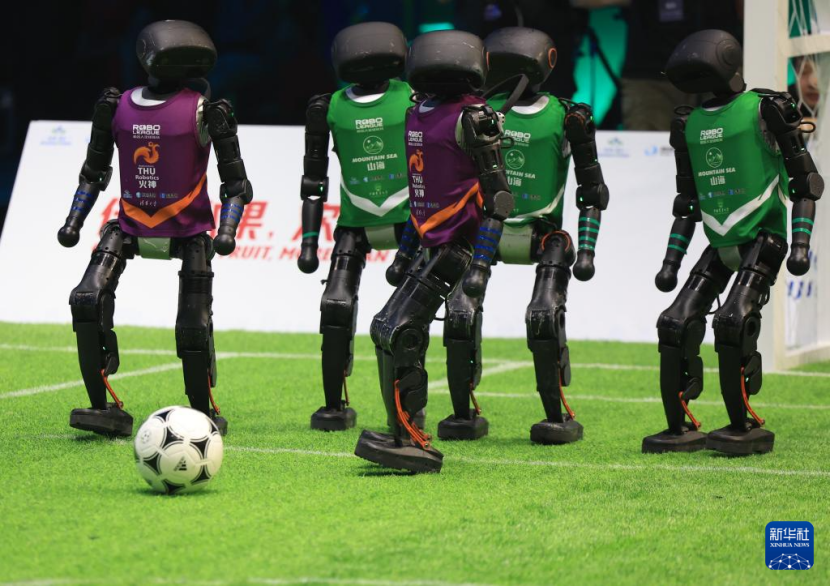 新质生产力典范区看北京亦庄 | 告别遥控器!国内首场机器人足球3v3AI赛落幕