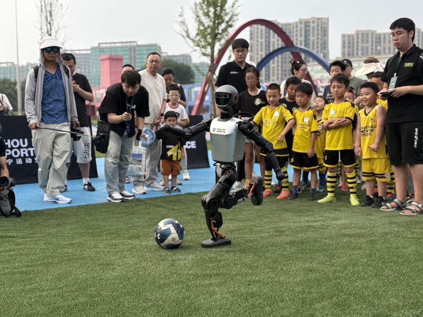 新质生产力典范区看北京亦庄 | 告别遥控器!国内首场机器人足球3v3AI赛落幕