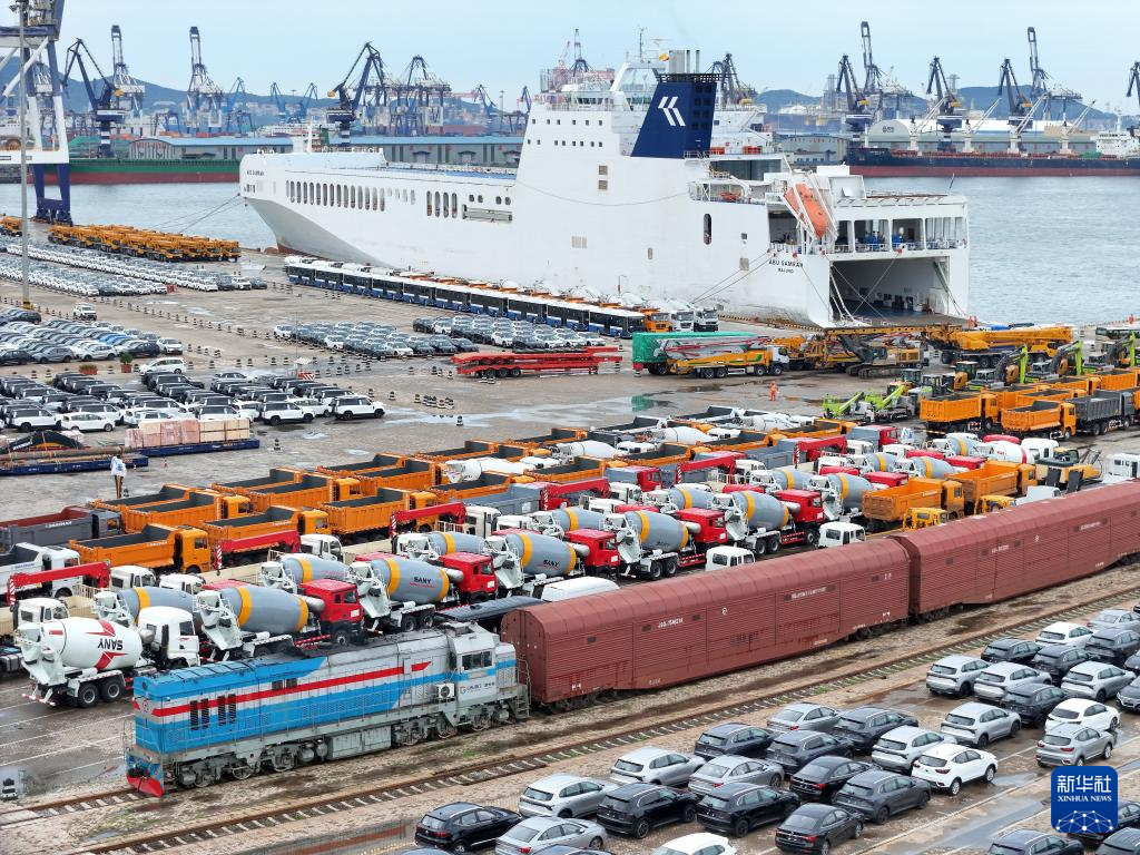 山东烟台：出口汽车装运忙