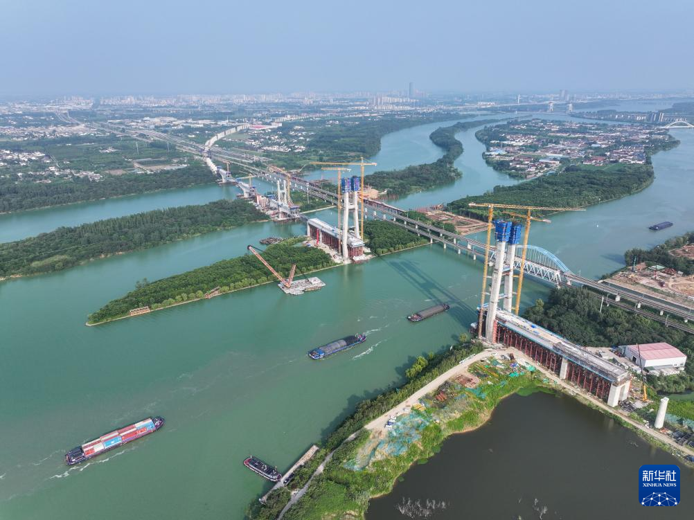 江苏扬州:沪渝蓉高铁跨京杭运河斜拉桥建设有序推进