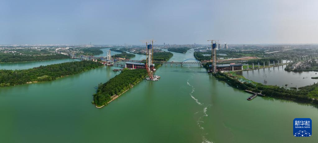 江苏扬州:沪渝蓉高铁跨京杭运河斜拉桥建设有序推进