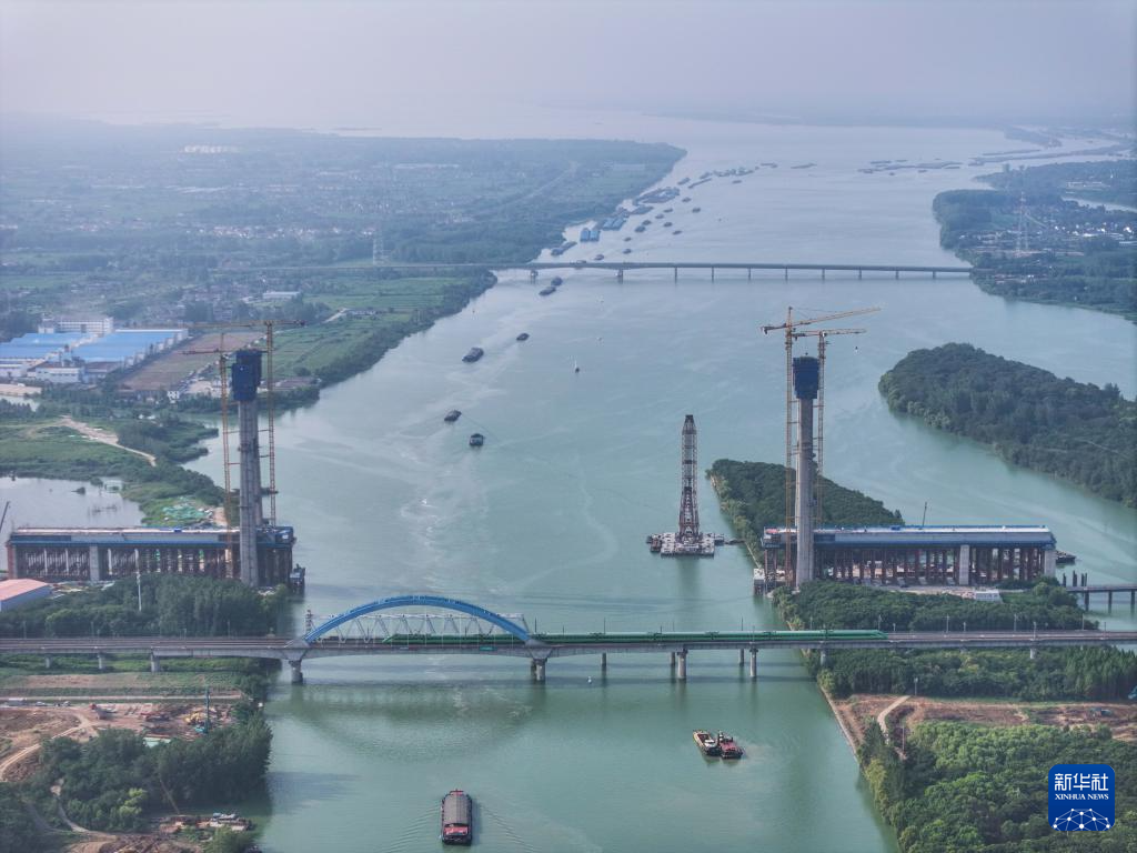 江苏扬州:沪渝蓉高铁跨京杭运河斜拉桥建设有序推进