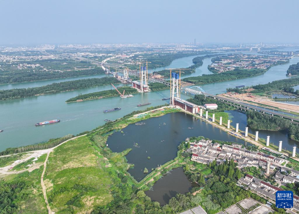 江苏扬州:沪渝蓉高铁跨京杭运河斜拉桥建设有序推进