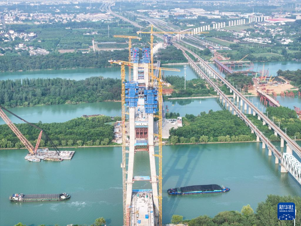 江苏扬州:沪渝蓉高铁跨京杭运河斜拉桥建设有序推进