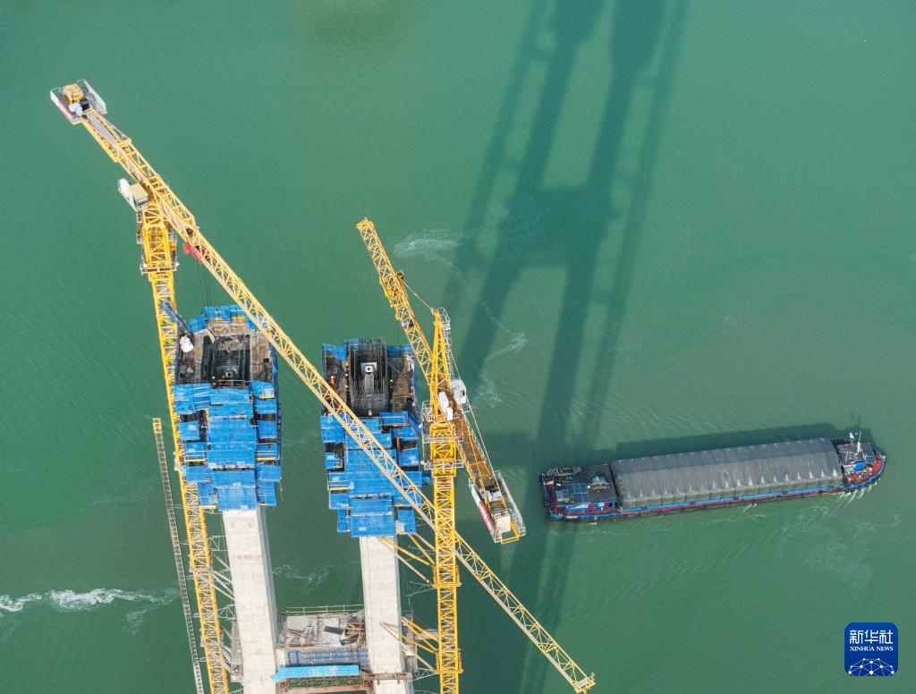 江苏扬州:沪渝蓉高铁跨京杭运河斜拉桥建设有序推进